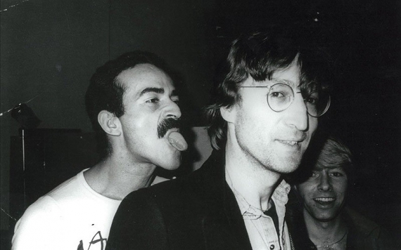 изайнер Халстон показує язик Джону Леннону