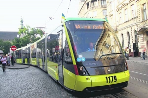 Трамвай ”Електрон” виїжджає з площі Соборної у центрі Львова. У ньому 58 сидячих місць, одне — для інвалідів
