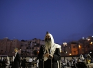 Накануне праздника верующие евреи молятся у Стены плача