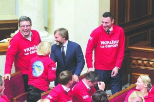  У сесійній залі ”ударівці” вітають мільярдера Вадима Новинського (в центрі), який склав присягу народного депутата 3 вересня
