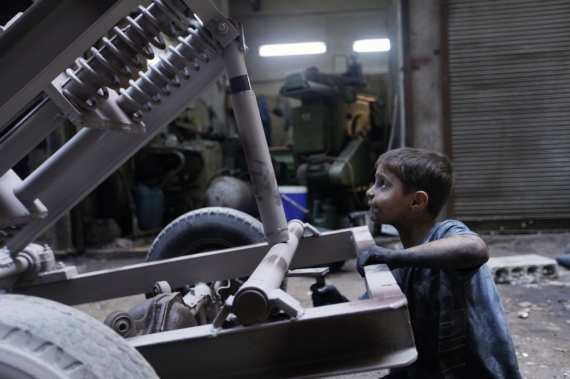10-летний Исса ремонтирует мортиру на оружейной фабрике Свободной сирийской армии в Алеппо