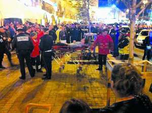 Міліціонери й рятувальники розпитують учасників бійки біля столичного кафе ”Шато” ввечері 8 вересня. Трьох англійців відвезли до лікарні
