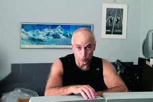 Валентин ЩЕРБАЧОВ
67 років, спортивний журналіст
Народився в Києві. Мати працювала у друкарні, батько солдатом загинув на фронті Другої світової до синового народження.
1964-го закінчив Київський технікум радіоелектроніки, потім – Університет імені Тараса Шевченка, факультет журналістики. 30 років працює у спортивній журналістиці. Як коментатора українського радянського телебачення попросили поміняти прізвище Щербачов – на Щербаченко. Відмовився.
Займався 25 видами спорту, найбільше – футболом. Щороку проводить матчі на Говерлі.
Улюблені письменники – Ернест Гемінґвей та Олесь Гончар. З останнім був знайомий. Також знав Володимира Висоцького, має всі його альбоми. Актор Микола Караченцов і балерина Майя Плісецька вийшли за межі півгодинної телевізійної програми й розмовляли з Щербачовим про футбол по 2 години.
Був у 60 країнах. Водить експедиції в Непал.
Дружина Ірина раніше займалася парусним спортом та фігурним катанням. Синам Cтепану 39 років, Гаврилові – 37.
Персидська кішка Бафа прожила 21 рік, Щербачов приймав у неї пологи. Зараз у подружжя живе 19-річна донька Бафи.
Родина мешкає в Києві. Машини принципово не мають. Власники авто менше рухаються, пояснює Щербачов.
Улюблені напої – віскі та джин