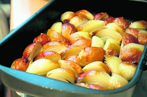 Цибулю запікають 20 хвилин у духовці. За цей час гіркота виходить