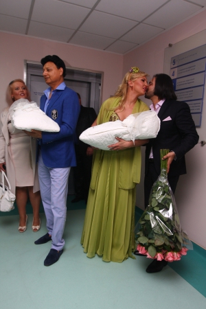 Співачка Камалія з чоловіком Мохаммадом Захуром тримають новонароджених близнючок у столичній клініці. Пологи там коштують 70 тисяч гривень