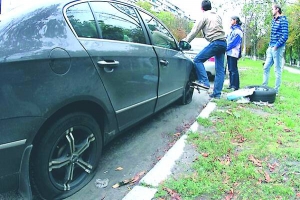 Зранку 7 вересня жителі столичної вулиці Ігоря Курчатова ремонтують свої автомобілі. У кожного понівечені ліві колеса