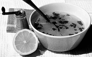 У курячий суп доливають сік лимону і розпечену олію. Македонці люблять гострі перші страви, називають їх ”лютими”. В тарілку можуть всипати третину чайної ложки чорного перцю