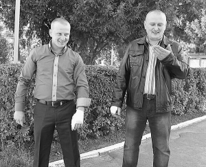 Міліціонери Степан Криштофор (ліворуч) і Семен Щербина з Ярмолинецького райвідділу міліції Хмельницької області затримали озброєного В’ячеслава Науменка без допомоги зброї. Стріляти не могли, бо той прикривався дитиною