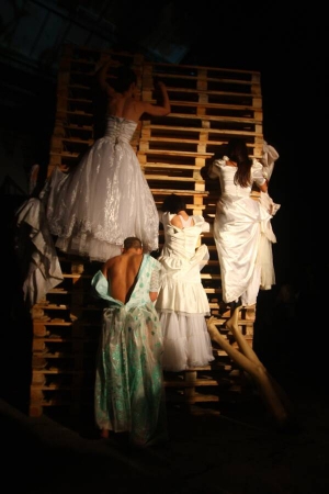 Жінки та чоловіки у весільних сукнях деруться вгору дерев’яним каркасом на відкритті ”ГогольФесту” 13 вересня