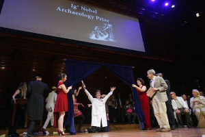 Американський науковець Браян Крендолл отримує Шнобелівську премію. Він та напарник ковтали землерийок
