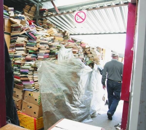 На столичному книжковому ринку біля метро Петрівка букіністи старі видання складають купами перед своїми ятками. Щодня на поповнення асортименту витрачають по 200-300 гривень. Скуповують по 2-5 гривень, а продають у п’ять-десять разів дорожче