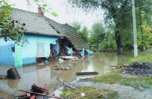 Зруйнована хата в селі Красне Тарутинського району Одещини. Вода змила 10 будинків, ще близько 50 — підтопило. Постраждалих прихистили односельці, майно яких уціліло