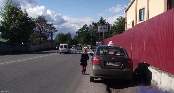 Классическая картина на дороге через Мостище - ребенок вынужден идти по проезжей части