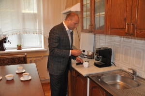 Анатолій Бондаренко готує каву у своєму будинку в Лисянці. Приїздить сюди з родиною на вихідні. У Черкасах має трикімнатну квартиру