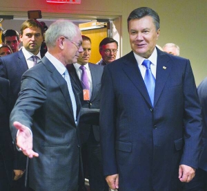 Голова Європейської Ради Герман Ромпей пропонує президенту України Віктору Януковичу не затримуватись і проходити далі. Нью-Йорк, США, 24 вересня 2013 року