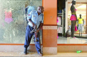 Кенійський солдат чатує на терористів під стіною торговельного центру ”Вестгейт” у столиці Найробі. Від нападу терористів-ісламістів на мирних людей 67 осіб загинули і майже стільки ж поранені