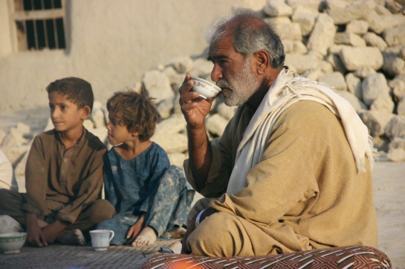 Мужчина, переживший землетрясение, пьет чай со своими детьми
