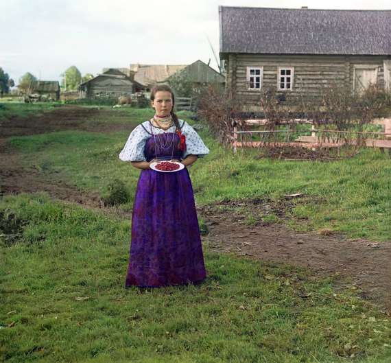Дівчина з суницею. Село Топорня. Вологодська губернія, 1909 рік