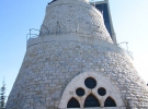 Церква Харісса в столиці Лівану - Бейруті. Складається з 2х частин: бронзова статуя святої Діви Марії в п'ятнадцять тонн ваги, розташована на висоті 650 метрів над рівнем моря, виконана у візантійському стилі. Всередині статуї знаходиться маленька каплиця.