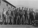 Группа английских пленных Шталага 18А на фоне лагерного барака