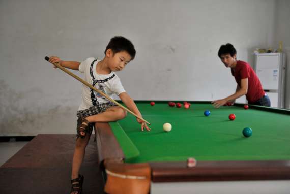 3-летний китаец учится играть в бильярд