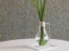 З перегорілої лампочки і алюмінієвого дроту Tim Park зробив акуратну вазу для невисоких квітів.
