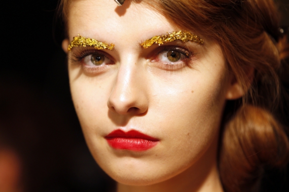 Модель с позолоченными бровями готовится к показу коллекции Жана-Шарля Кастельбажака на парижской Неделе моды. 1 октября 2013.