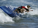 Собака прыгает в воду с доски для серфинга во время соревнований Surf City среди собак-серфингистов в Хантингтон-Бич. Калифорния, 29 сентября.