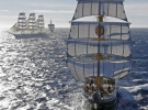 Немецкий корабль «Александр фон Гумбольдт II» (справа) и российский парусник «Мир» (слева) во время средиземноморской Большой регаты. В регате принимали участие 37 парусных судов. Залив города Тулон, 30 сентября 2013.