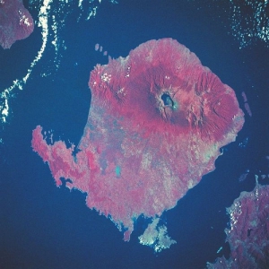 Снимок с спутника НАСА острова Ломбок с вулканом Самалас, взорвавшимся в 1257 году