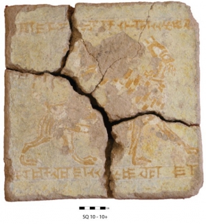 Табличка и изображением царя-грифона, найденная при раскопках