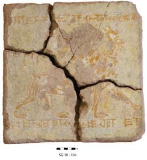 Табличка і  зображенням царя-грифона, знайдена при розкопках