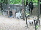 У цій халабуді біля села Велика Олександрівка на Київщині бездомний Володимир жив із дружиною, трьома синами та донькою