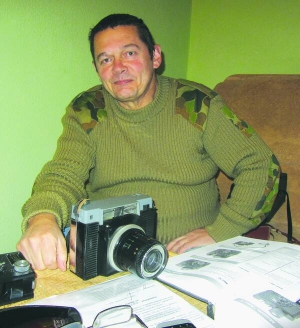 Донеччанин Олександр Комаров колекціонує старі фотоапарати, зібрав їх 200. Торік у лютому купив три камери &quot;Аякс-12&quot; по 400 гривень за штуку. Колись такі використовували спецслужби
