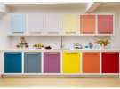 Можно заказать разноцветный гарнитур мебели, а можно самостоятельно разукрасить уже имеющуюся кухню. Белые стены станут идеальным фоном для такой мебели.