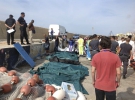 Берегова охорона заявляє, що на катері було приблизно 400-500 мігрантів