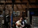 Кеіго Сакамото тримає свого пса по кличці Атом. Всього у нього 21 собака, так само є і багато інших тварин, яким він дав притулок у своєму будинку в зоні відчуження в селищі Нараха після лиха.