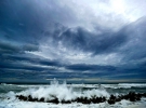 Волны бьются о барьер рядом с центральным городом префектуры Фукусимы — Иваки.