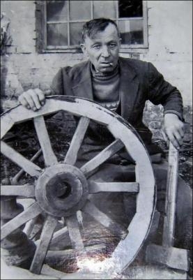  Мастер из Черкасчины с готовым колесом, 1960-е годы 