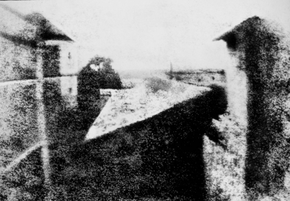 Самое первое фото в мире было сделано в 1826 году Жозефом Нисефором Ньепсом. Фотография называется «Вид из окна». Снимок удалось сделать благодаря камере-обскуре с оловянной пластиной, покрытой тонким слоем асфальта. Экспозиция длилась около 14 часов