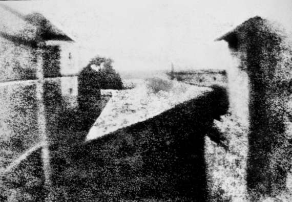 Перше фото в світі було зроблено в 1826 році Жозефом Нісефор Ньєпсом. Фотографія називається «Вид з вікна». Знімок вдалося зробити завдяки камері-обскура з олов'яної пластиною, вкритою тонким шаром асфальту. Експозиція тривала близько 14 годин