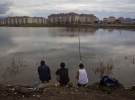 Рабочие-мигранты из Еревана рыбачат у Олимпийского парка в Адлере