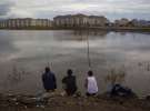 Робітники-мігранти з Єревану рибалять у Олімпійського парку в Адлері