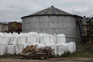 На території цукрозаводу в райцентрі Козова Тернопільської області просто неба зберігаються десятки тонн аміачної селітри, карбаміду й нітроамофоски