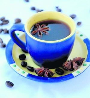 Турецьку каву подають у порцеляновій чашці з анісом, кардамоном і корицею. Для прикраси і аромату кладуть квітку бадьяну