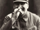 Иосиф Сталин делает рожу своему телохранителю