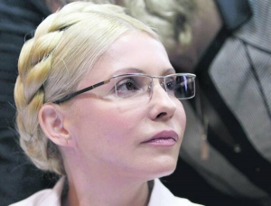 За останнім опитуванням Центру Разумкова Юлія Тимошен­ко має найкращий серед опозиційних політиків результат в першому турі президентських виборів – 20 відсотків. У другому перемагає Віктора Януковича