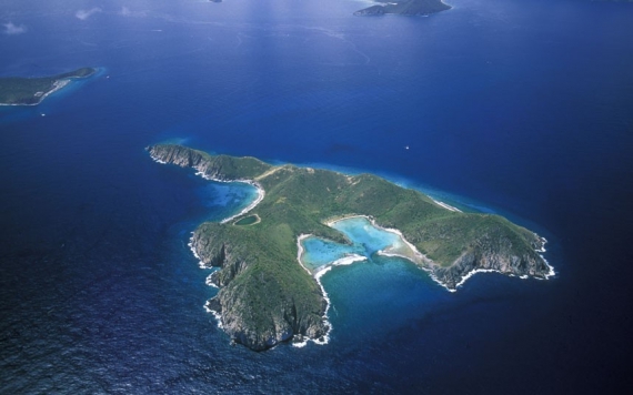 Острів Ginger у формі серця входить до групи Віргінських островів (Карибський басейн, Атлантичний океан). Цей острів з абсолютно незайманою природою неначе створений для спокою і самоти. Тут немає ні будівель, ні людей. Немає навіть пристані - її доведеться побудувати самостійно. Вартість цієї пропозиції - 18,1 млн. доларів