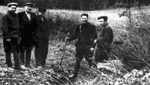 Чекисты управления КГБ Ивано-Франковской области с жителями села Верхняя Липица Рогатинского района после обнаружения бункера группы "Петра". 1960 г.