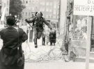 Фотография Ляйбинга на которой19-летний унтер-офицер ГДР Ханс Конрад Шуман перепрыгнул Берлинскую стену выиграла Overseas Press Club award в номинации &quot;Лучшая фотография&quot; 1961 года. Конрад Шуман поселился в Западном Берлине. После падения Стены, он перебрался в родную Баварию. Но родители, братья и сестры избегали Конрада, осуждая его поступок. Терзаемый депрессией Ханс Конрад Шуман 20 июня 1998 года повесился в саду своего дома.